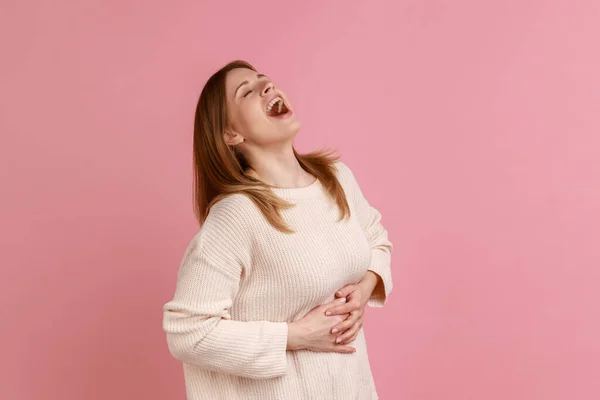 Portrait Happy Blond Woman Holding Belly Laughing Out Loud Taunting — Stock Photo, Image