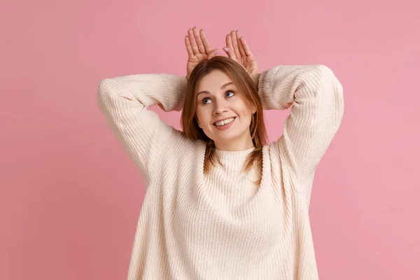 Retrato Una Mujer Rubia Haciendo Orejas Conejito Graciosas Con Las — Foto de Stock