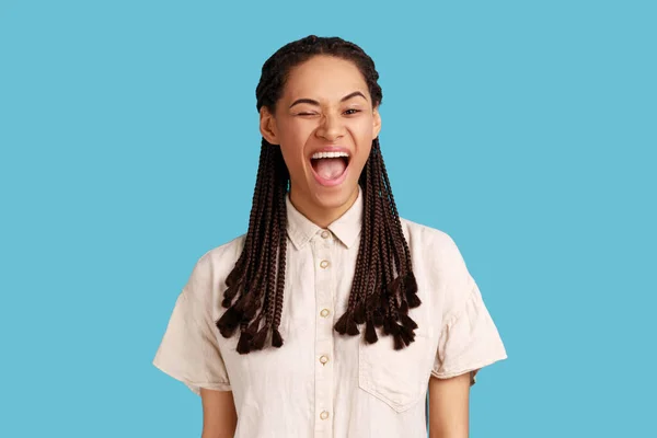 Retrato Boa Aparência Mulher Alegre Com Dreadlocks Pretos Piscando Olho — Fotografia de Stock