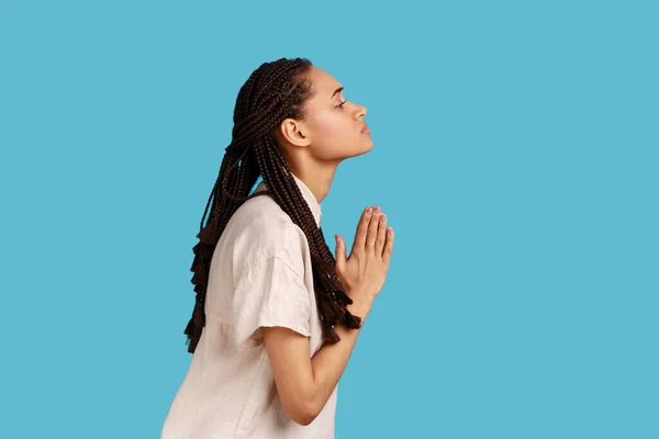 Vista Lateral Mujer Con Rastas Mantiene Las Palmas Presionadas Juntas —  Fotos de Stock