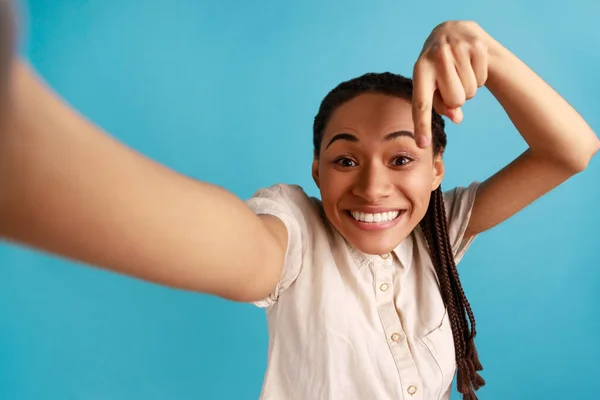 Portret Van Een Glimlachende Vrolijke Vrouw Met Dreadlocks Die Selfie — Stockfoto