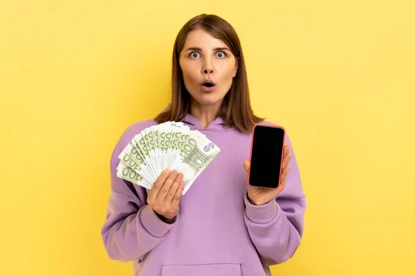 Ongelooflijke Mobiele Bankieren Toepassing Verrassende Geschokte Vrouw Met Eurobankbiljetten Mobiele — Stockfoto