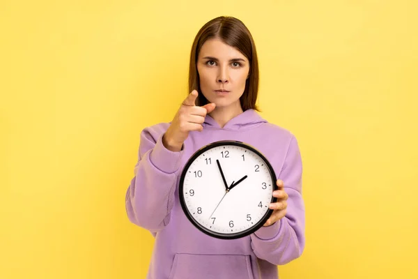 Estricta Mujer Adulta Joven Cabello Oscuro Sosteniendo Reloj Pared Las — Foto de Stock