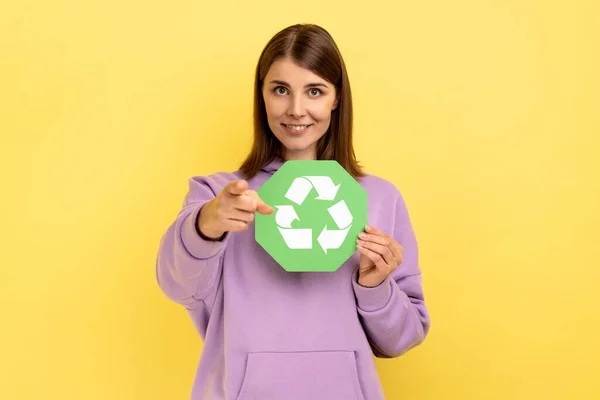 Lächelnde Frau Mit Grünem Recycling Schild Zeigt Mit Dem Finger — Stockfoto