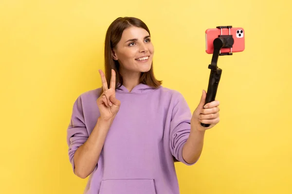Portrett Lykkelig Positiv Kvinne Med Telefon Stabilisator Som Sender Live – stockfoto