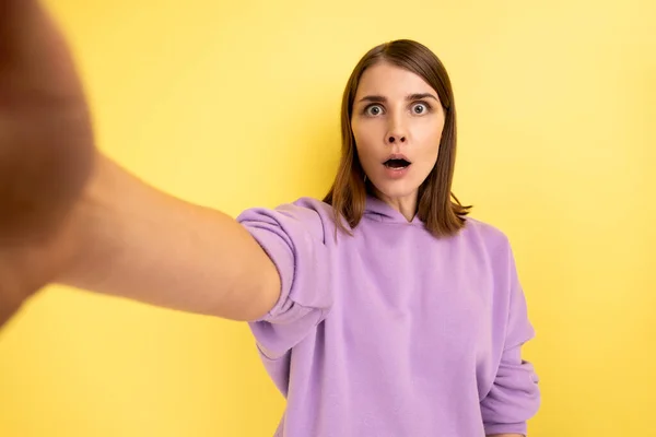 Retrato Mujer Sorprendida Tomando Selfie Con Expresión Facial Impactada Mirando —  Fotos de Stock