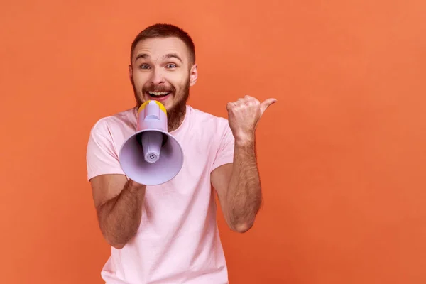 Retrato Homem Barbudo Segurando Megafone Apontando Para Lado Mostrando Espaço — Fotografia de Stock