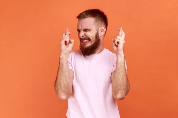 Portrait Bearded Man Crossing Fingers Closing Eyes Making Wish Believing — Stock Photo, Image