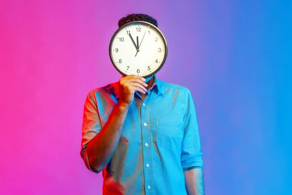 Retrato Homem Camisa Escondendo Rosto Atrás Exibição Grande Relógio Parede — Fotografia de Stock