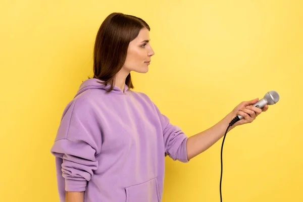 Zijaanzicht Van Goed Uitziende Vrouw Met Donker Haar Staande Met — Stockfoto