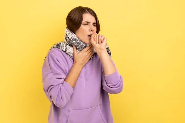 不健康なインフルエンザの肖像画病気の女性の暖かいスカーフ寒さから震えに包まれて立って 不健康な発熱 季節性インフルエンザの症状を感じている 黄色の背景に隔離された屋内スタジオショット — ストック写真