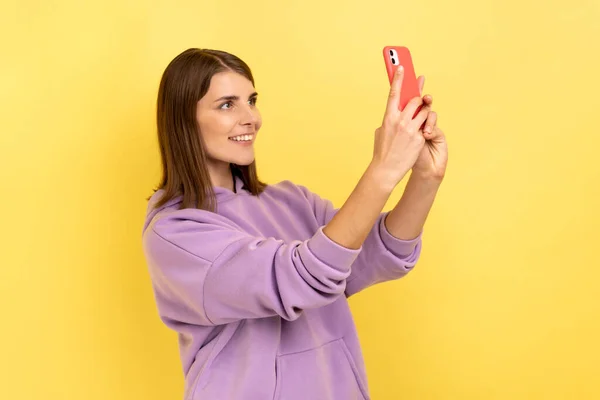 Retrato Mujer Alegre Tomando Selfie Usando Smartphone Hablando Videollamada Sonriendo — Foto de Stock