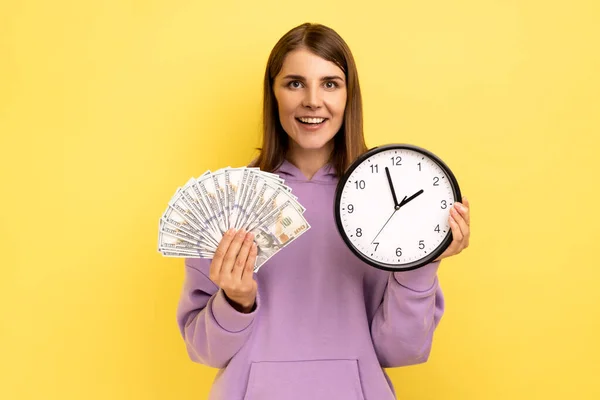 Retrato Mulher Sorrindo Positivo Segurando Grande Notas Dólar Relógio Parede — Fotografia de Stock