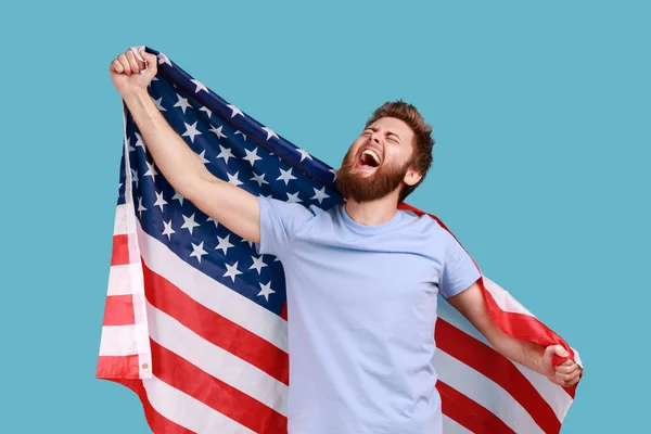 Retrato Homem Barbudo Satisfeito Encantado Que Esconde Enorme Bandeira Americana — Fotografia de Stock