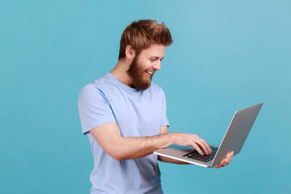 Ritratto Uomo Barbuto Sorridente Che Tiene Computer Portatile Mano Digita — Foto Stock