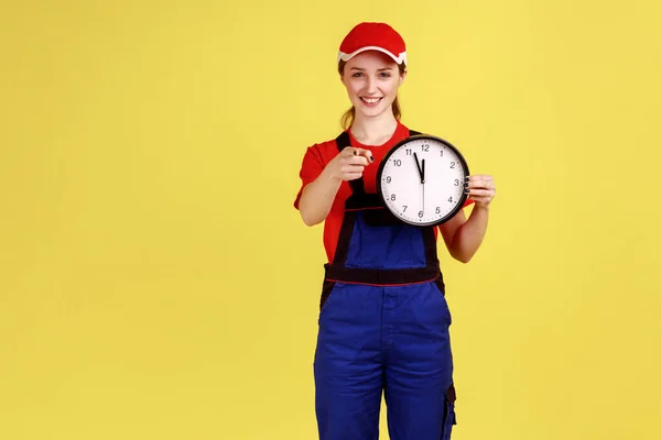 Porträt Einer Arbeiterin Die Mit Einer Großen Wanduhr Den Händen — Stockfoto