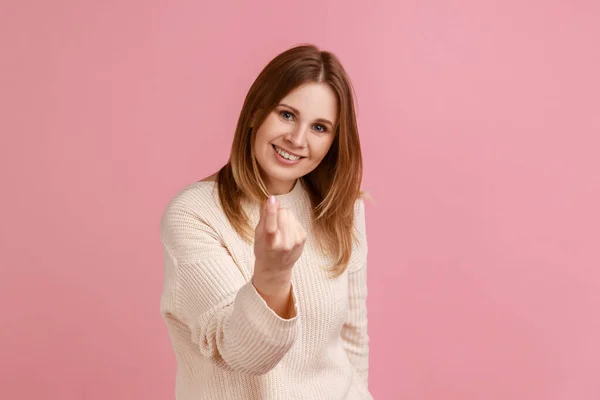 Venga Qui Ritratto Donna Bionda Gesticolare Venire Invitando Con Dita — Foto Stock