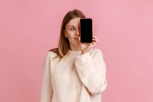 Retrato Mulher Loira Engraçada Cobrindo Seu Olho Com Telefone Celular — Fotografia de Stock