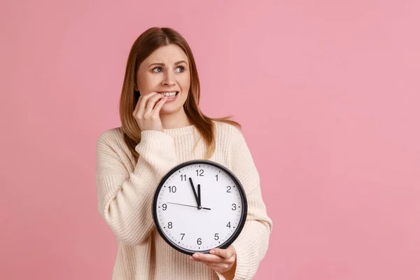 Porträt Einer Nervösen Blonden Frau Die Eine Große Wanduhr Der — Stockfoto