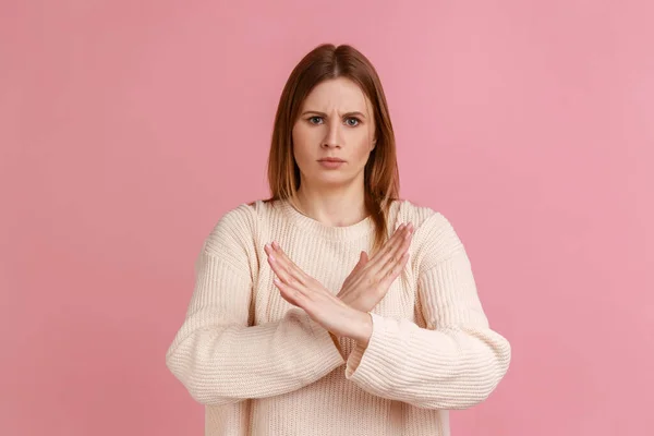 스웨터를 손으로 몸짓을 멈추고 마무리 여성의 스튜디오 배경에서 고립되어 — 스톡 사진