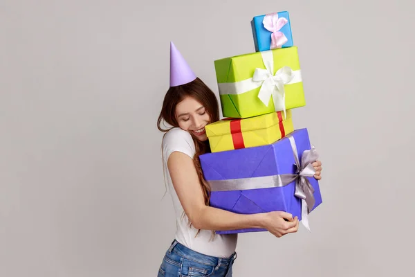 Aangename Vrolijke Vrouw Die Veel Verjaardagscadeaus Omarmt Vrolijk Lacht Feestviert — Stockfoto