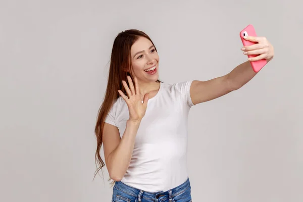 Retrato Una Mujer Feliz Amigable Tomando Selfie Saludando Con Mano — Foto de Stock