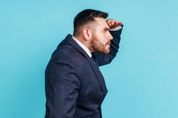 Retrato Perfil Del Hombre Atento Con Barba Vestido Con Traje —  Fotos de Stock