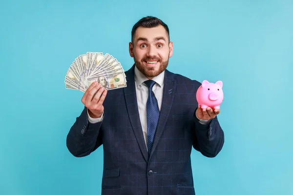 Усміхнений Позитивний Бізнесмен Бородою Костюмі Офіційного Стилю Тримає Доларові Банкноти — стокове фото