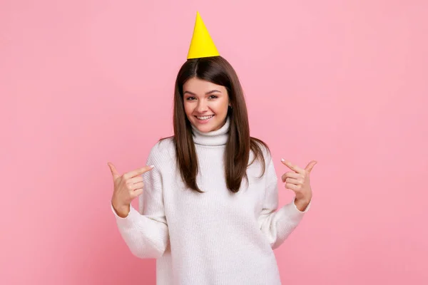 Parti Konisindeki Mutlu Esmer Kızın Portresi Kendini Gösteriyor Doğum Gününü — Stok fotoğraf