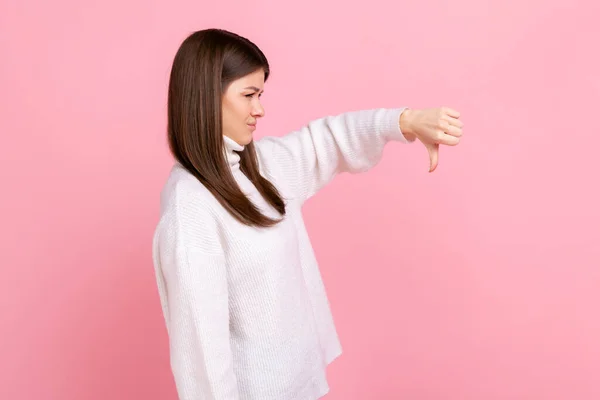 Retrato Vista Lateral Una Mujer Molesta Mostrando Pulgar Hacia Abajo — Foto de Stock