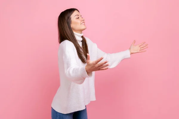 Sidovy Porträtt Lycklig Kvinna Sträcker Händerna Att Omfamna Ger Gratis — Stockfoto