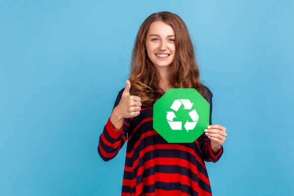 Portrét Krásné Ženy Pruhovaném Neformálním Svetru Držící Zelenou Recyklační Ceduli — Stock fotografie