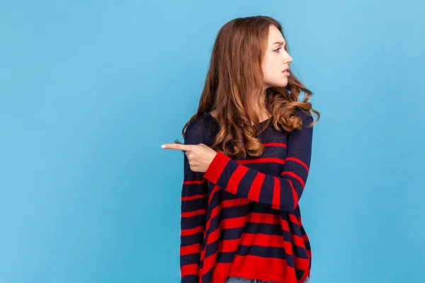 Fuera Retrato Mujer Enojada Resentida Usando Suéter Rayas Estilo Casual — Foto de Stock