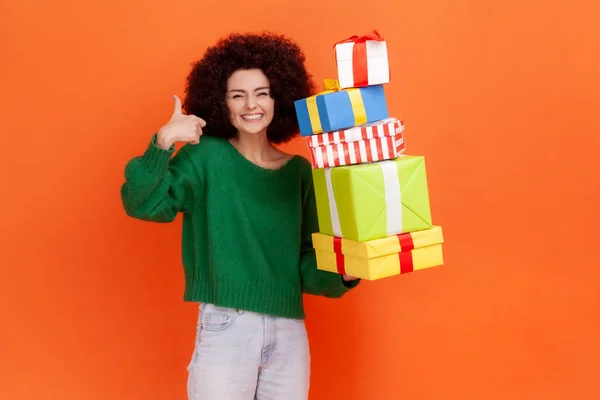 Zufriedene Frau Mit Afro Frisur Grünem Lässigem Pullover Stehend Mit — Stockfoto