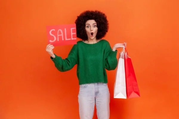 Verblüffte Frau Mit Afro Frisur Grünem Lässigem Pullover Mit Verkaufskarte — Stockfoto