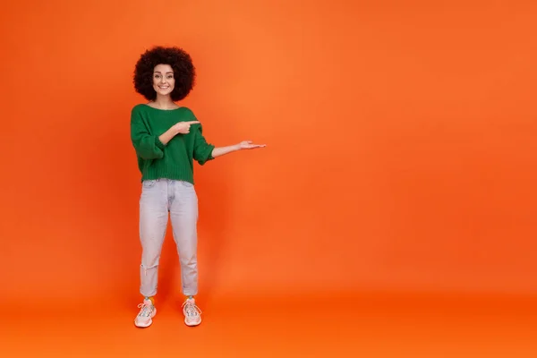 Volledige Lengte Van Vriendelijke Lachende Vrouw Met Afro Kapsel Dragen — Stockfoto