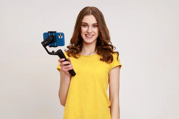 Portrett Tenåringsjente Gul Skjorte Filmer Video Vlog Elektronisk Stabilisator Holder – stockfoto