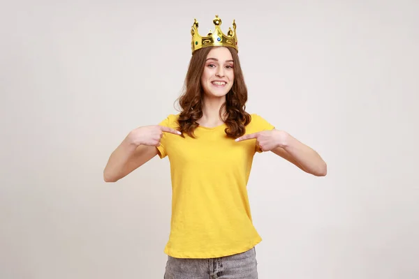 Menina Adolescente Alegre Feliz Camiseta Casual Amarela Coroa Dourada Cabeça — Fotografia de Stock