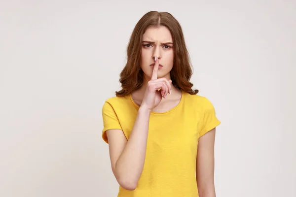 Retrato Una Adolescente Morena Seria Con Una Camiseta Casual Amarilla — Foto de Stock