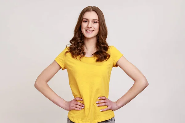 Jonge Vrouw Met Bruin Golvend Haar Poserend Met Handen Heupen — Stockfoto