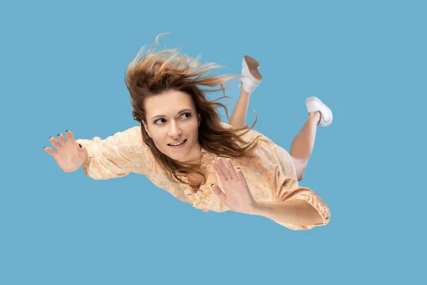 Mulher Bonita Levitando Caindo Seu Cabelo Confuso Voando Vento Modelo — Fotografia de Stock