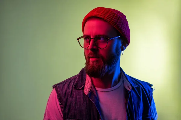 Retrato Jovem Moderno Hipster Homem Óculos Posando Olhando Para Longe — Fotografia de Stock