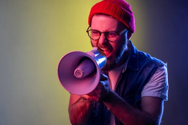 Heyecanlı Hippi Adam Megafon Kullanarak Bağırıyor Anons Yapıyor Sunum Yapıyor — Stok fotoğraf