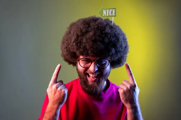 Retrato Hombre Hipster Divertido Positivo Con Peinado Afro Apuntando Accesorios — Foto de Stock