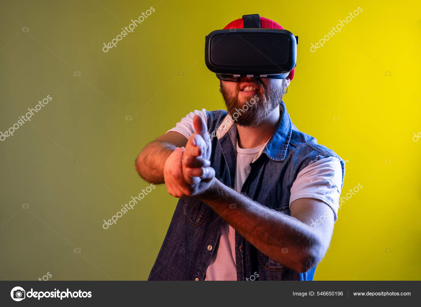 Dois homens jogando jogo de luta em óculos de realidade virtual