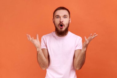 Ne istediğini soran ve el sallayan bir adamın portresi. Kameraya ciddi ciddi bakıyor, aile kavgası, yanlış anlaşılma, pembe tişört giyiyor. Turuncu arka planda kapalı stüdyo çekimleri.