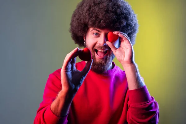 Hipster Mann Mit Afro Frisur Amüsiert Sich Mit Roten Spielzeugherzen — Stockfoto