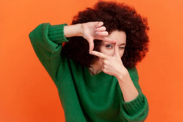 Mujer Joven Adulta Con Peinado Afro Usando Verde Suéter Estilo — Foto de Stock