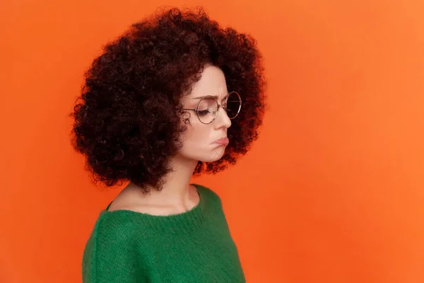 Perfil Retrato Mujer Triste Disgustada Con Peinado Afro Vistiendo Verde — Foto de Stock