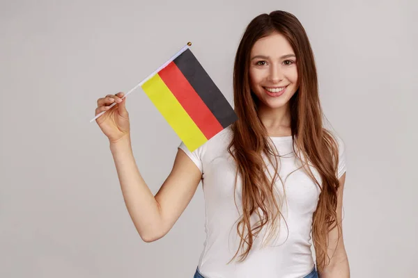 Mujer Atractiva Cabello Oscuro Sosteniendo Bandera Alemania Celebrando Día Alemania — Foto de Stock